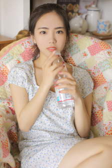 美女祼胸图片